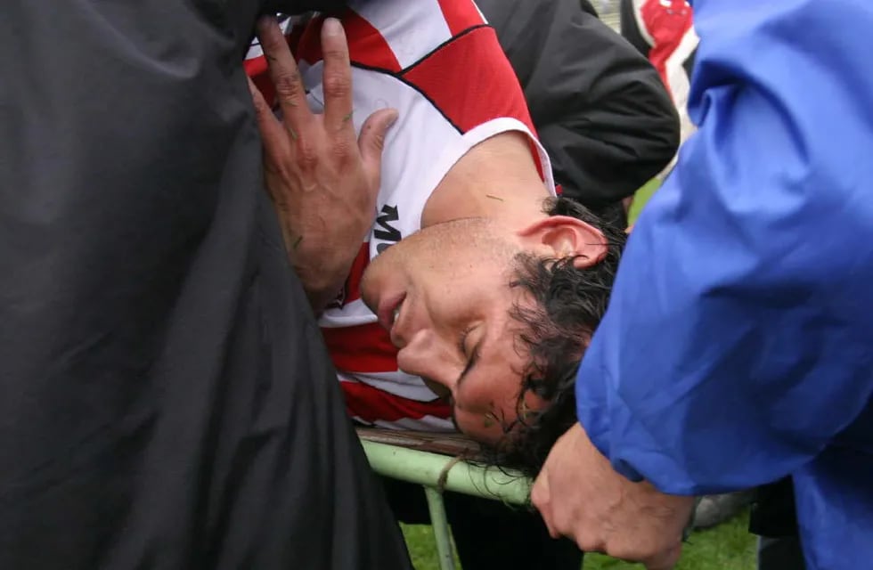 11 de septiembre de 2005. Carlos Azcurra es trasladado en camilla tras ser baleado por la Policía en pleno clásico entre San Martín y Godoy Cruz. / Orlando Pelichotti - Los Andes