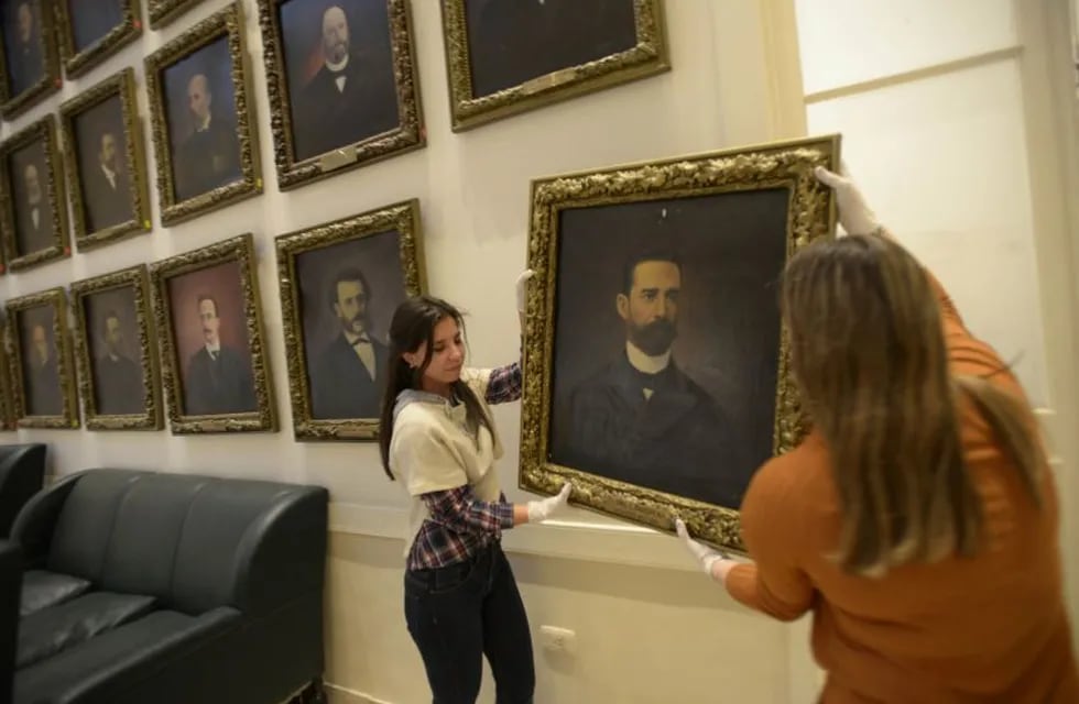 Estudiantes de la Facultad de Artes y Diseño de la UNCuyo relevaron más de 500 obras de arte y mobiliario de la Legislatura provincial. Archivo Los Andes.