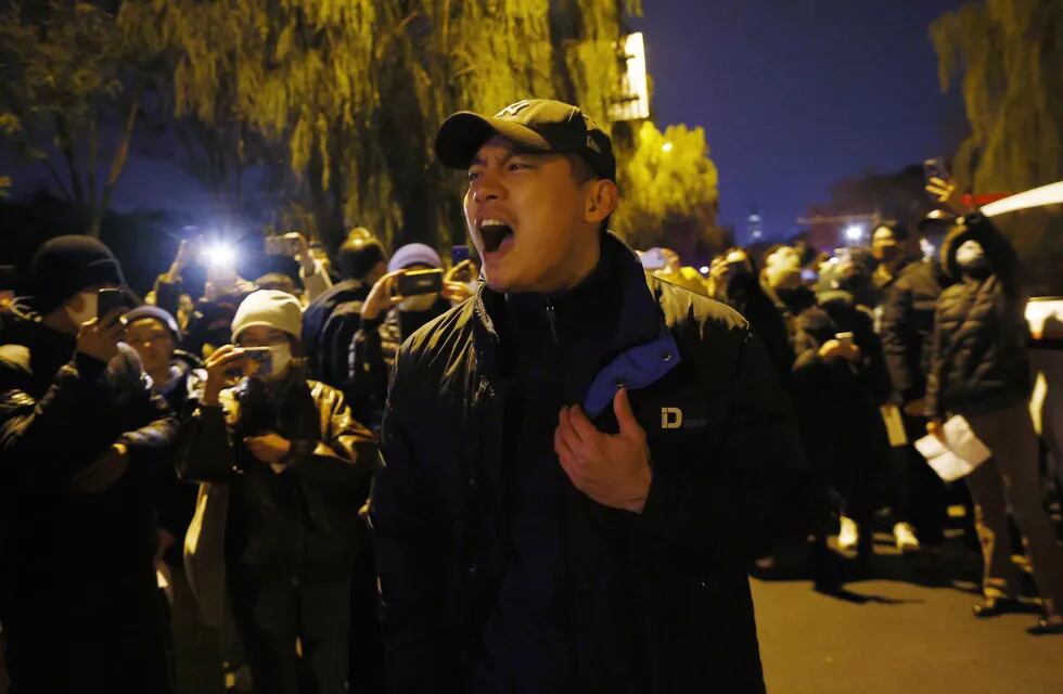 Un manifestante grita durante una protesta desencadenada por un incendio en Urumqi que mató a 10 personas en Beijing, China, el 27 de noviembre de 2022. Protestas contra las estrictas restricciones de Covid de China han estallado en varias ciudades, incluidas Beijing y Shanghai, desencadenadas por un incendio en una torre que mató 10 personas La capital de Xinjiang, Urumqi. Foto: EFE/EPA/MARK R. CRISTINO