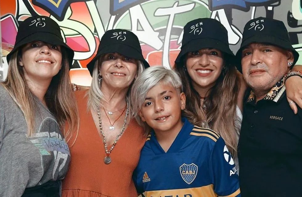 Diego Maradona feliz, en familia y con su nieto Benjamín, fanático de Boca