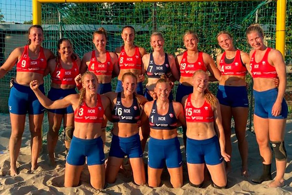 Precedente. Las noruegas cambiaron los bikinis por shorts para su última presentación en el Campeonato Europeo de Beach handball. (@amalieskram)