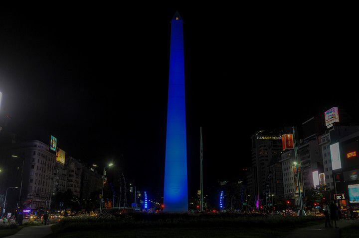 El Obelisco, azul. Así volverá a iluminarse este fin de semana para concientizar sobre el trastorno del espectro autista. Foto Mario Quinteros