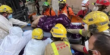 Bomberos de Barcelona rescataron a un hombre que pesa 250 kilos