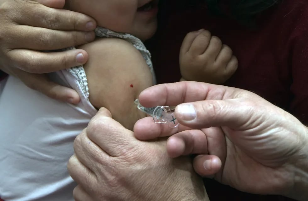 Las autoridades insisten en la necesidad de que los chicos tengan los esquemas de vacunación completos. | Foto: José Gutiérrez / Los Andes