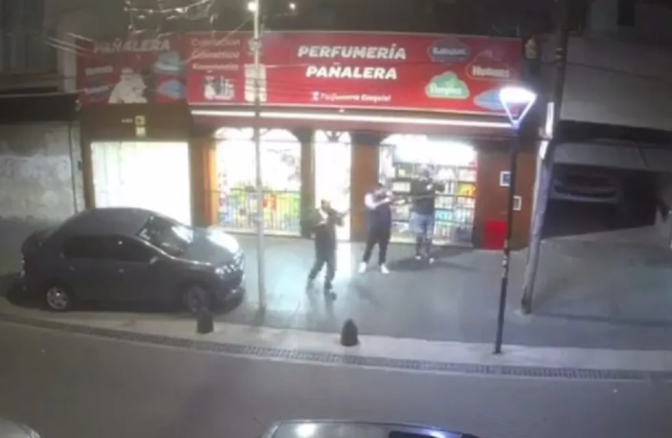 El dueño de una pañalera se defendió a los escopetazos de los robos en banda (Captura de video)