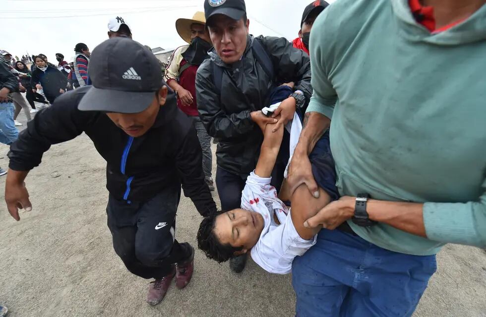 Un grupo de manifestantes trasladan a un herido de gravedad durante una marcha contra el Gobierno de la presidenta Dina Boluarte ayer, en Arequipa (Perú). Foto: EFE