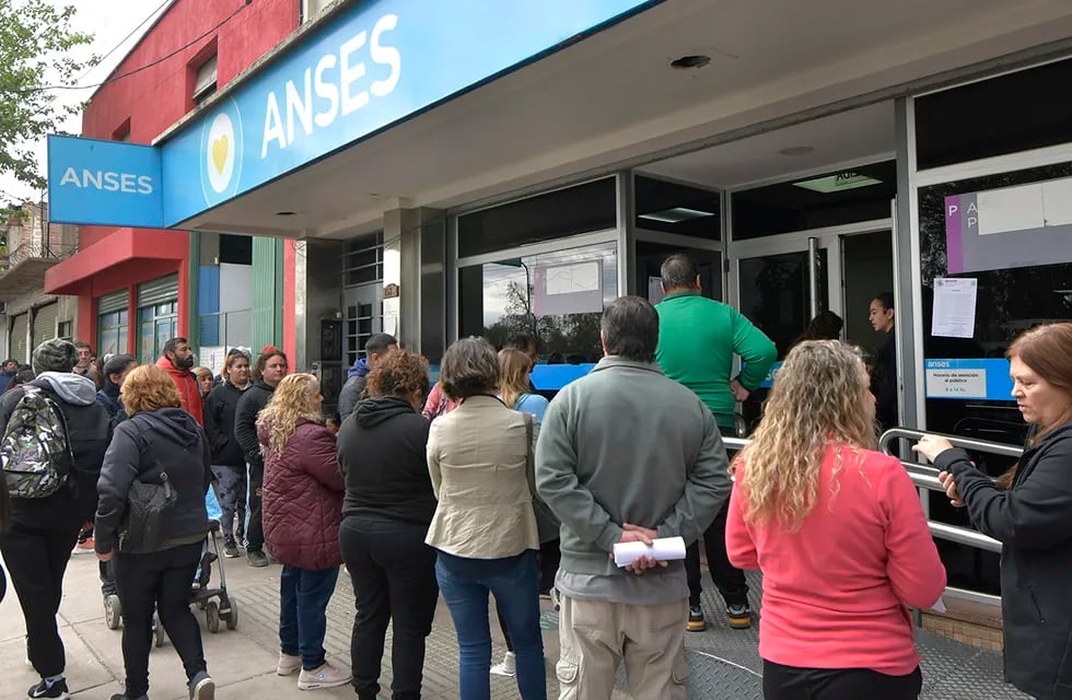 Miles de mendocinos se agolparon en las oficinas de ANSES para tramitar el Ingreso familiar de emergencia (IFE).

Foto: Orlando Pelichotti