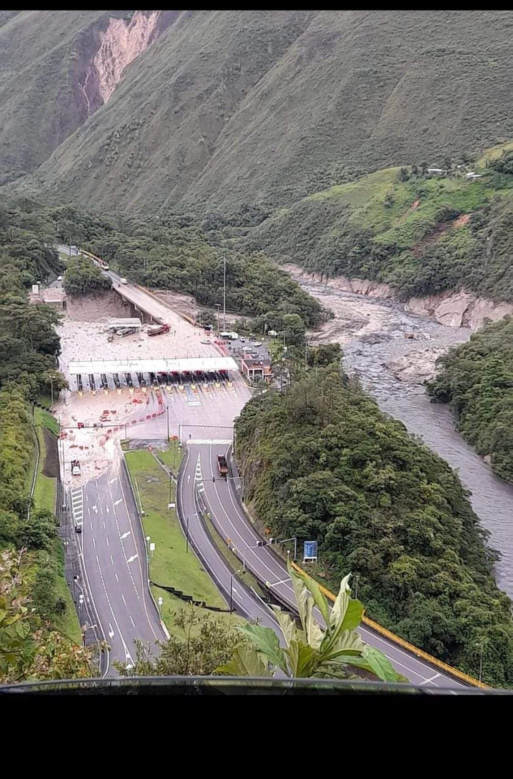 Ocurrió sobre la vía entre Bogotá y Villavicencio, uno de los principales corredores de carga del país. Foto: Twitter.