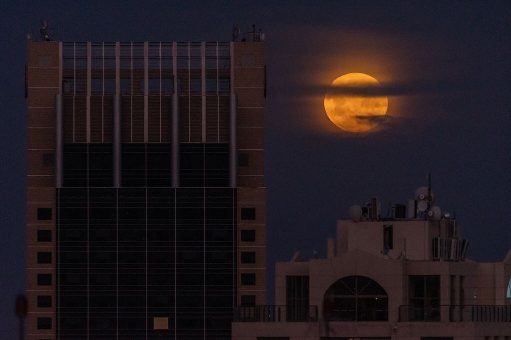 Luna llena en la ciudad Foto: Ignacio Blanco