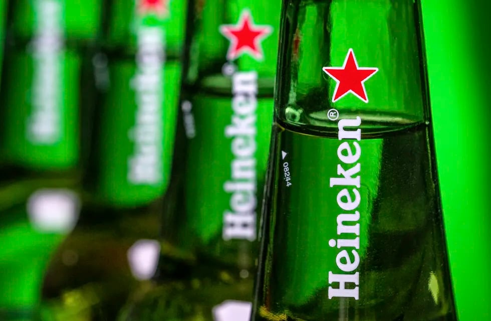 ARCHIVO - Botellas de cerveza Heineken en Washington, el 30 de marzo de 2018. (AP Foto/J. David Ake, archivo)