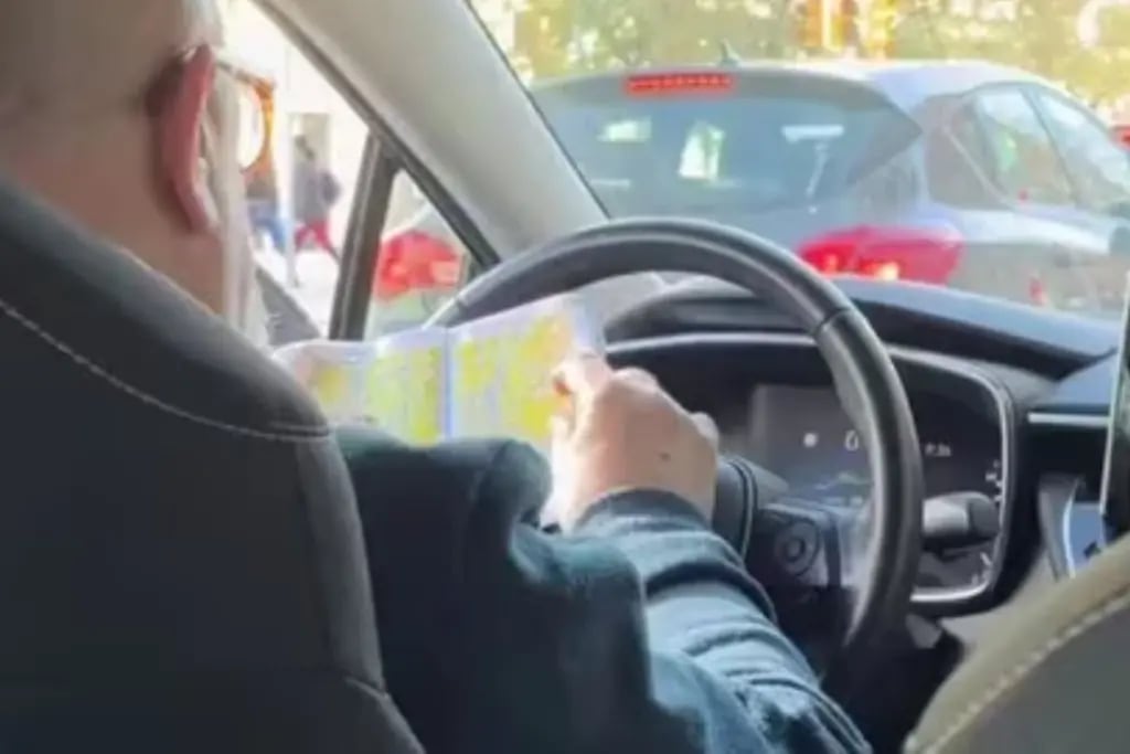 Un taxista de Barcelona sorprende en redes sociales por su método vintage de navegación