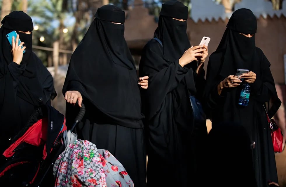 El uso de la burqa es habitual entre las mujeres saudíes, aunque los únicos países que obligan por ley a usar velo son Irán y Afganistán.