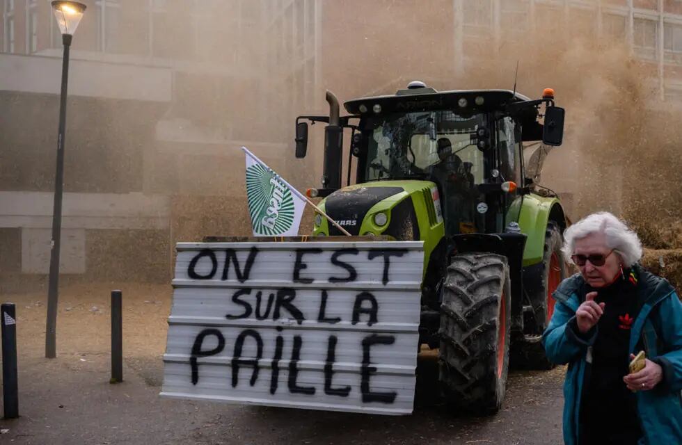 Una mujer murió atropellada durante las protestas que se están desatando en Francia por las quitas de subsidios al sector agropecuario.
