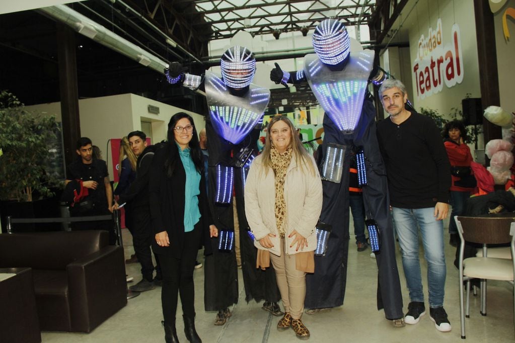 Laura Fuertes (directora de Cultura de la ciudad de Mendoza, Paula Silicato (subsecretaría de informática y comunicación) y Carlos Croci ( director Nave Cultural) junto a los robots. Foto: Fernando Grosso