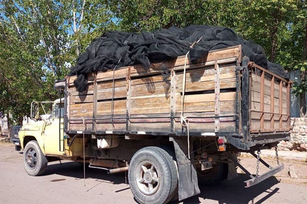 Camión que trasladaba 89 rollos de malla antigranizo, secuestrados en la Zona Este, producto de robos en fincas de la zona.