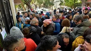 Largas filas en el consulado de España. Orlando Pelichotti / Los Andes