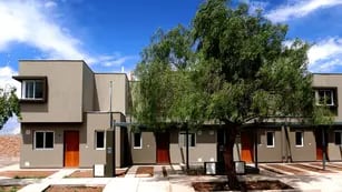 Un duplex de dos dormitorios en Villa Catalina, Las Heras, cuesta $9.674.073,34, se requiere un ahorro mínimo de $2.434.814,67, e ingresos del grupo familiar de al menos $142.919,28.