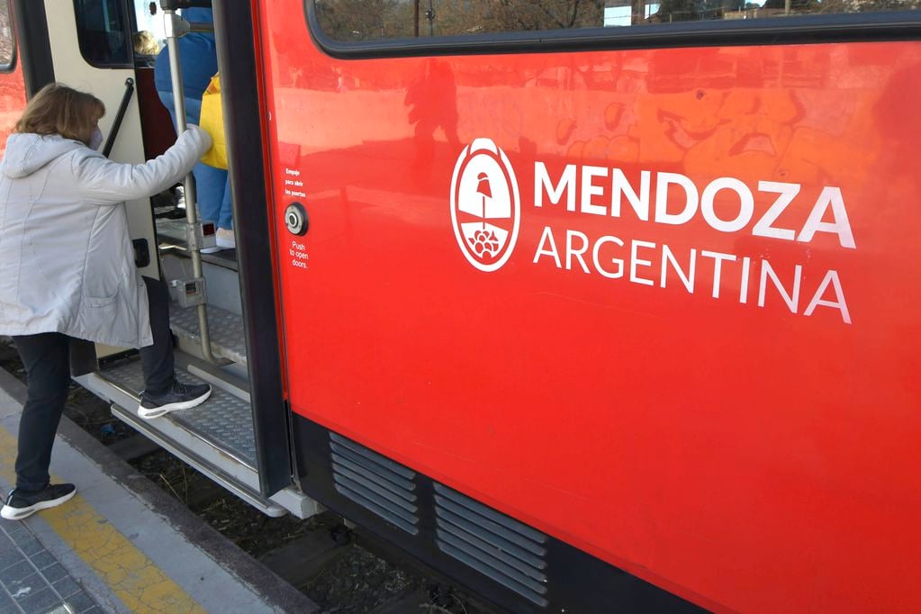 Paro de la UTA: en Mendoza no adhieren y el transporte público funciona con normalidad. Foto: Orlando Pelichotti / Los Andes.