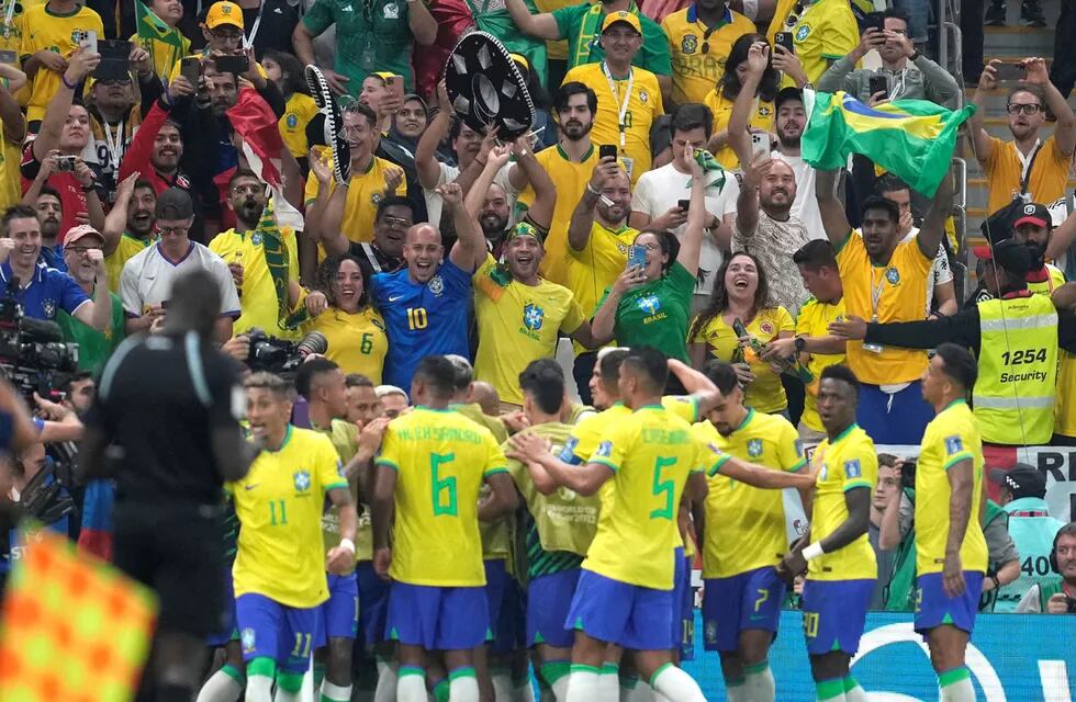 Delirio verdeamarellho en Lusail. Brasil festeja en el debut de Qatar 2022. (AP)