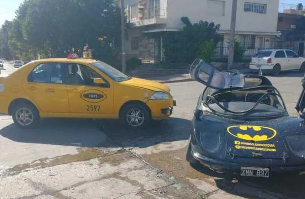Chocó el Batman solidario de Córdoba.