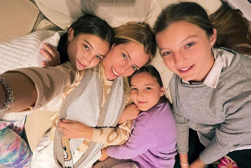 Neumann junto a las tres hijas que tuvo con Fabián Cubero. (Instagram).