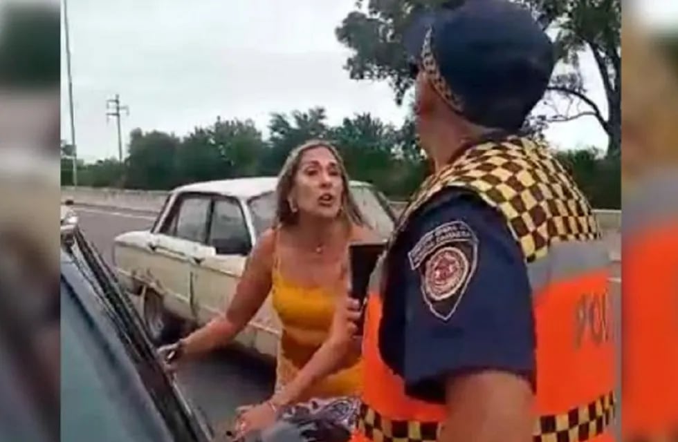 A los gritos, una mujer agredió a policías que intentaron multarla y lleva dos días presa (Captura de video)