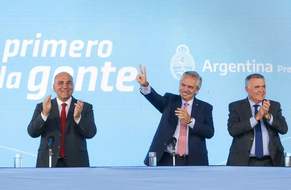 El presidente Alberto Fernández junto al gobernador de Tucumán, Osvaldo Jaldo, y el jefe de Gabinete nacional, Juan Manzur. Foto: Presidencia