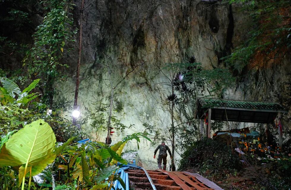 Siguen buscando a 12 nenes perdidos en una cueva en Tailandia