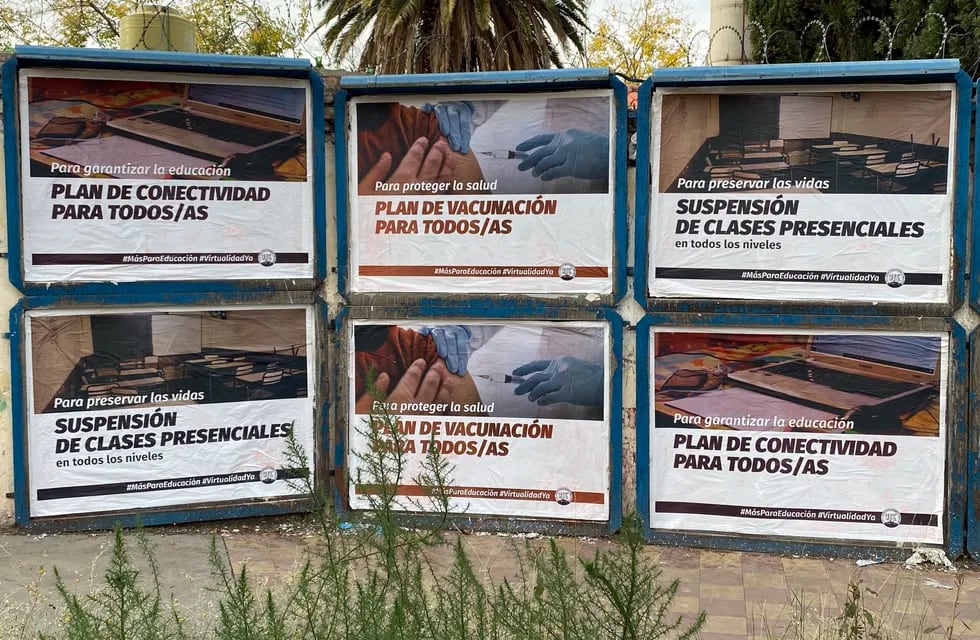 Estas cartelerías aparecen en algunas zonas de Mendoza. Gentileza Héctor Ghiretti - (Twitter @HGhiretti)