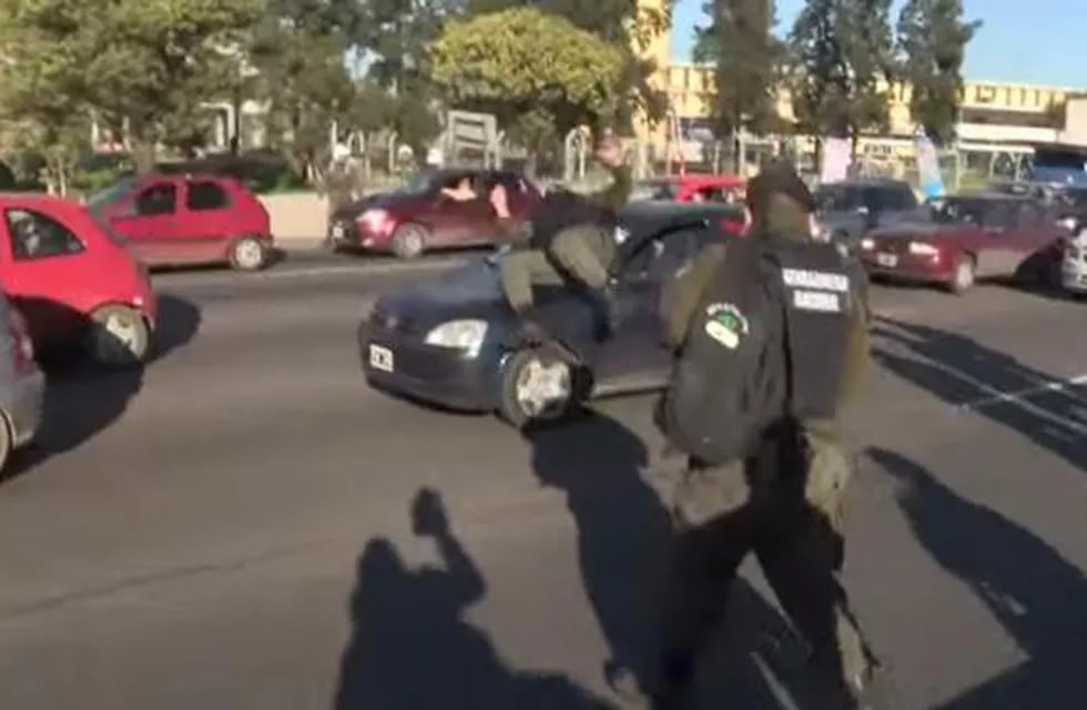 Sale a la luz un video en el que un grupo de gendarmes golpea brutalmente a un conductor inocente 