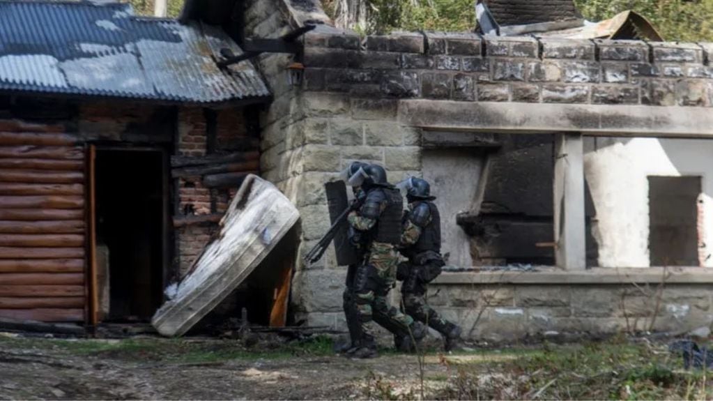Operativo que logró recuperar una cabaña usurpada por mapuches en Villa Mascardi. / Foto: La Nación