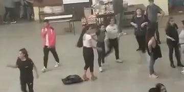 Video: dos mujeres ingresaron a una escuela, destrozaron el lugar y golpearon a los directivos