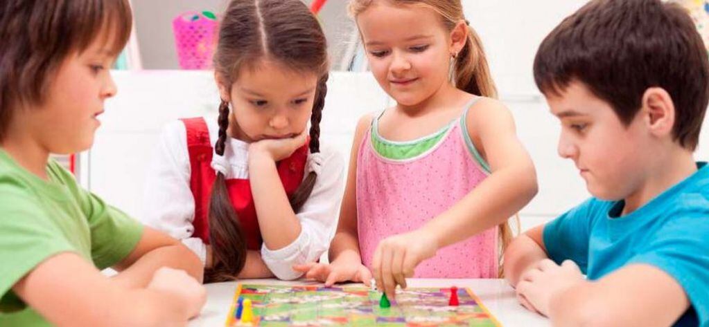 Los juguetes interactivos y juegos de mesa son ideales para crear momentos lúdicos entre los pequeños y que conozcan las reglas, y puedan vivenciar triunfos y derrotas.