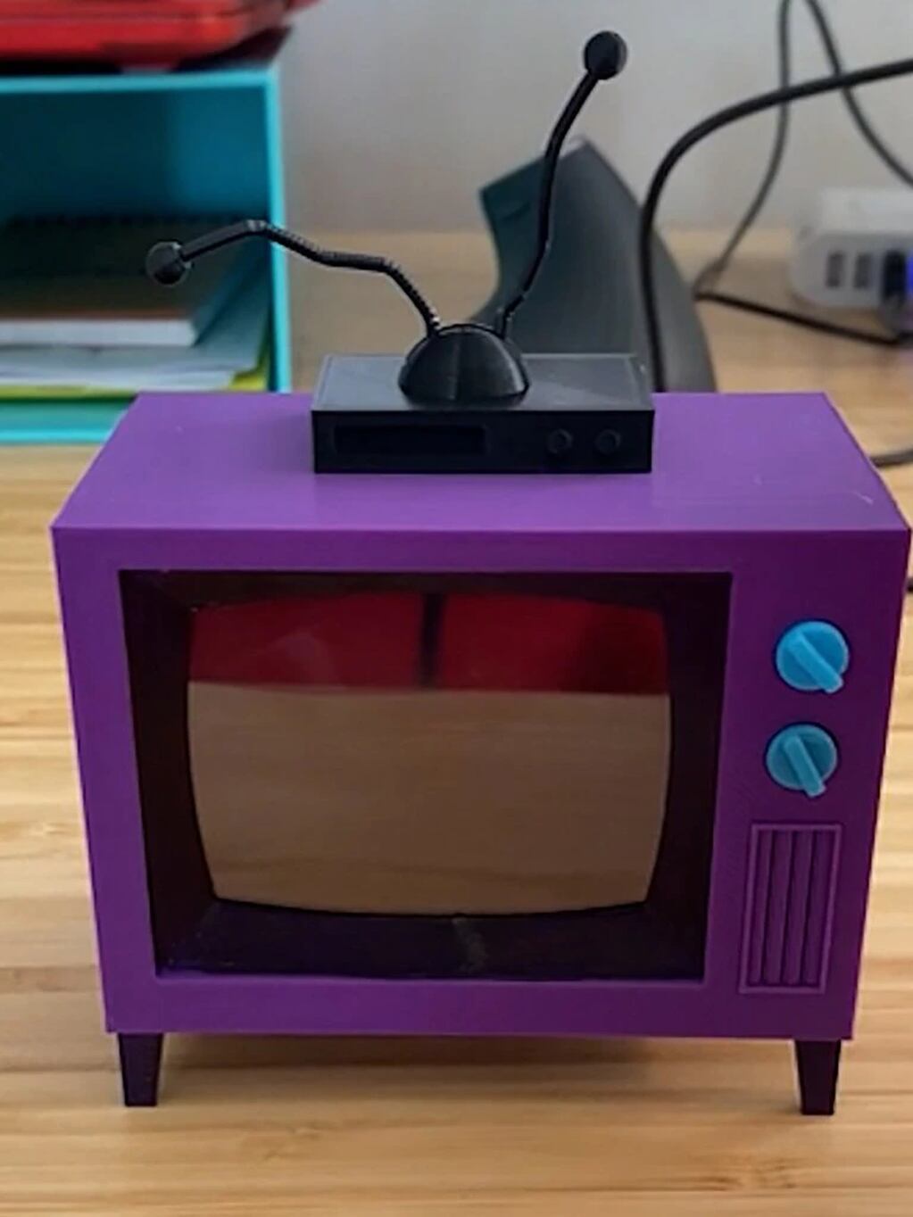 la réplica del televisor fue hecha en 3D y hasta se le puede regular el sonido.