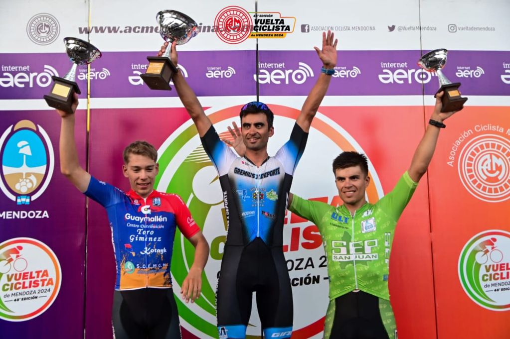 Alejandro Quilci, el representante del equipo Gremios por el Deporte se adueñó de la primer etapa de la Vuelta de Mendoza 2024.
Fotos: Luis Rojo Mallea