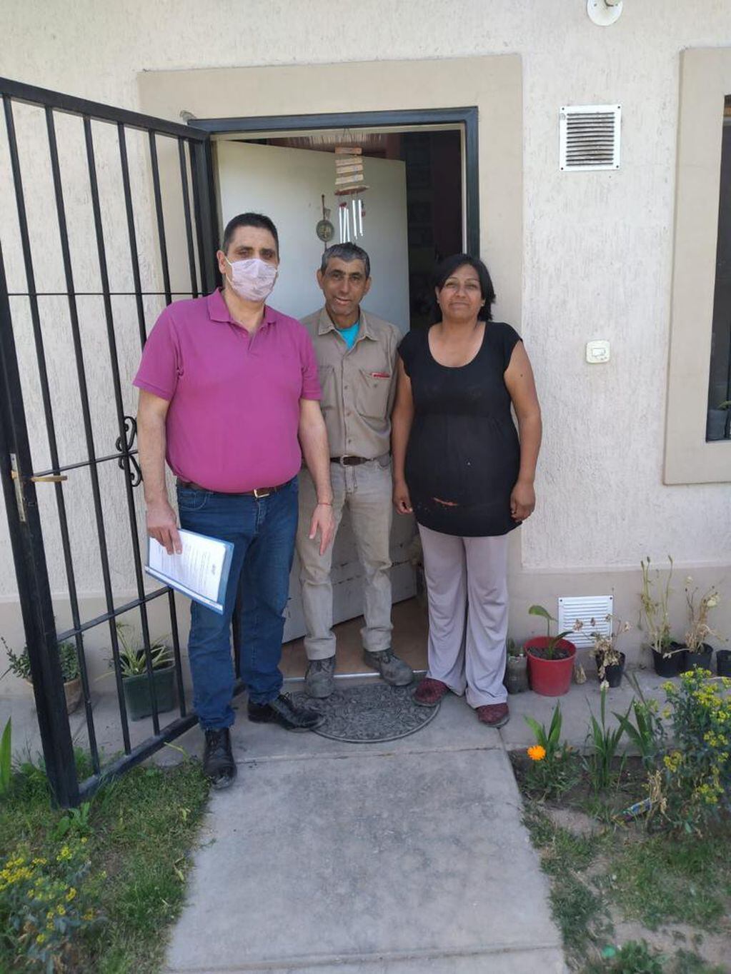 Miguel Otobello y Yésica Rojas (padres de Franco Otobello) este martes en su casa de Phillips, la que les entregaron en 2019. Foto: Prensa Municipalidad de Junín.