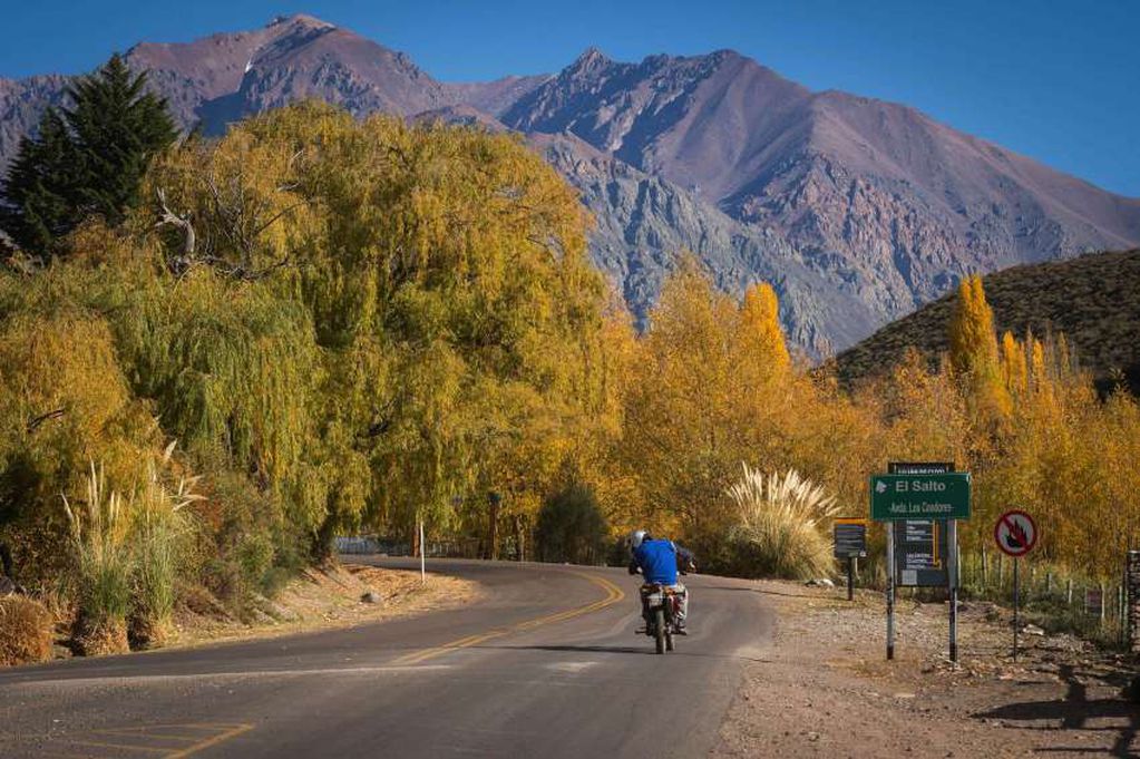 
El camino al Salto también brinda un otoño  | Foto: Ignacio Blanco / Los Andes
   