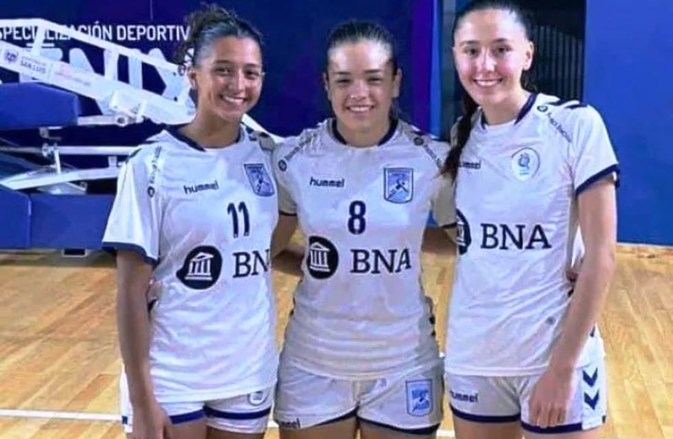 Camila Carrizo, Luciana Martinelli y Guadalupe Martina Olivares, de Municipalidad de Maipú, en la Selección Argentina Juvenil.  / Gentileza: Prensa Amebal.