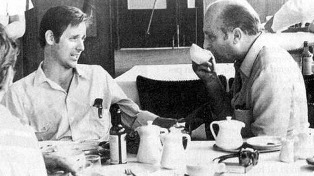 
    Entre dos. Café de por medio dialogan Juan Manuel Fangio y Oreste Berta, ambos responsables de la “Misión” Argentina a Alemania
   