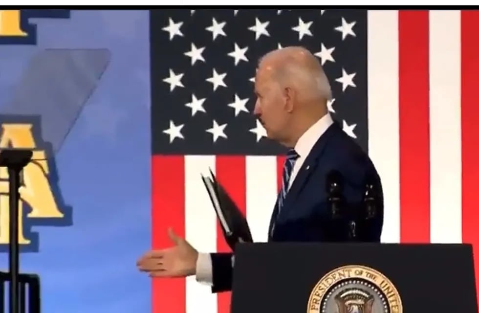 Joe Biden, presidente de Estados Unidos, finalizó un discurso y le extendió la mano a una persona inexistente o invisible.