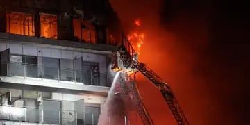 Los bomberos intentan rescatar a vecinos atrapados por el fuego desde los balcones