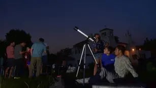 A mirar el cielo. Los adolescentes fueron de los más interesados en usar el telescopio. Diego Parés / Los Andes