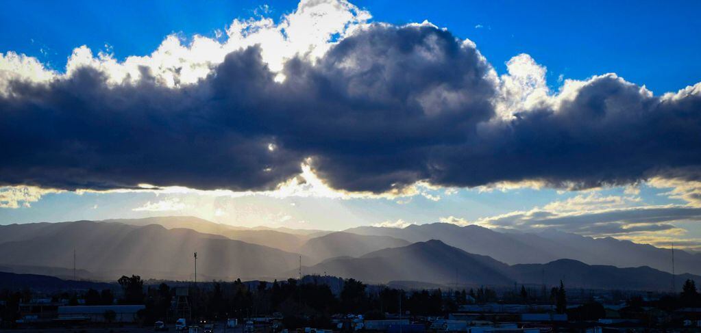 Nubes como protagonistas del cielo de Mendoza Foto: Marcelo Rolland