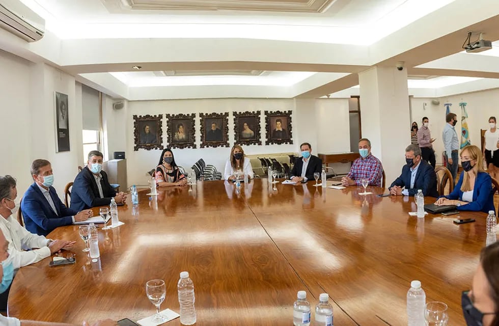 El gobernador, junto al vicegobernador Mario Abed y el ministro de Gobierno, Víctor Ibáñez, mantuvo un encuentro con la oposición para hablar sobre el laudo presidencial por Portezuelo del Viento.