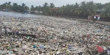 La basura invadió las playas de Honduras. Video impactante.