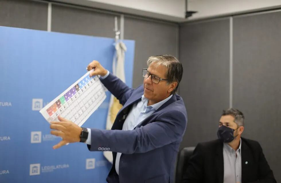 Marcelo Rubio, senador provincial de Cambia Mendoza presenta un modelo de Boleta Única. Gentileza Prensa Legislatura