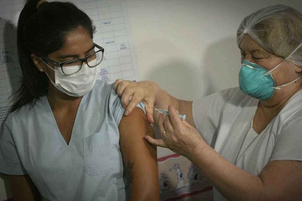 Comenzó la vacunación contra el Covid 19 en Mendoza. Foto. Orlando Pelichotti / Los Andes