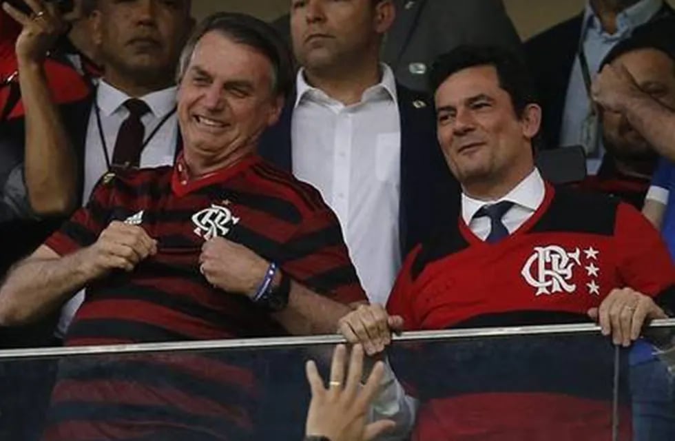Bolsonaro (izq.) promovió la vuelta del fútbol a pesar del descontento de clubes.