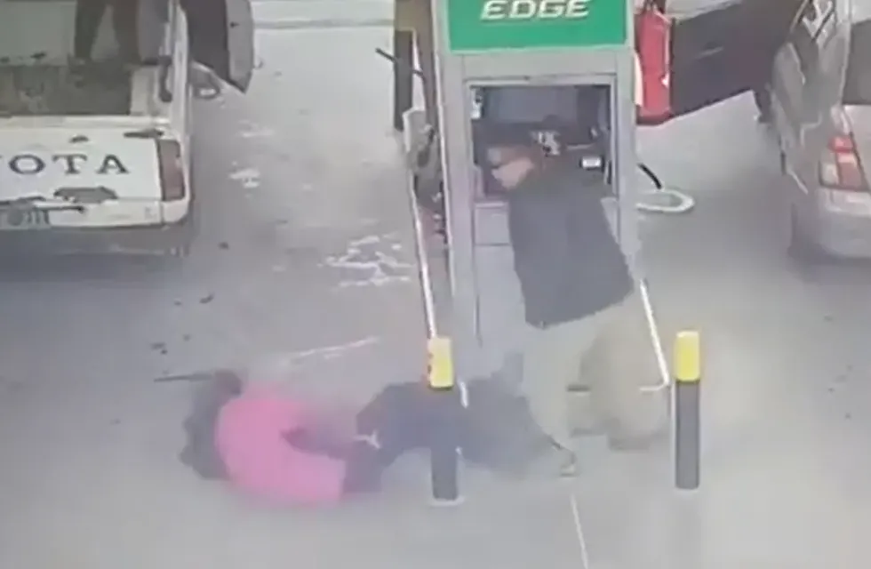 Un hombre noqueó a un playero de un cabezazo porque tardaba en atenderlo. / Foto: Captura de video