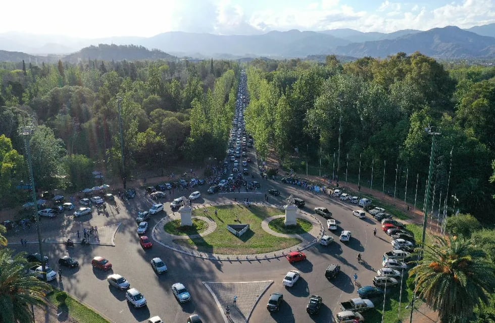 Cientos de vehículos participaron de la caravana que inició en el Parque y se trasladó a la Casa de Gobierno.